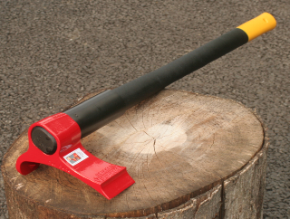 従来の斧の常識をくつがえす新しい薪割り道具